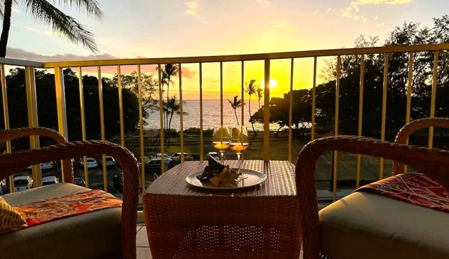 Penthouse Retreat Steps to Beach. Sweeping Ocean Views, Designer 5 Star Escape
