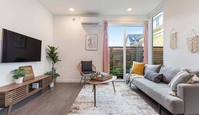 Perch - Centro Guesthouse E: Cozy Townhome w/Parking, Deck & Pet Friendly in Seattle