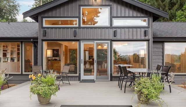 Perch - Cozy Vino Valley Vista Home with views & parking in Woodinville