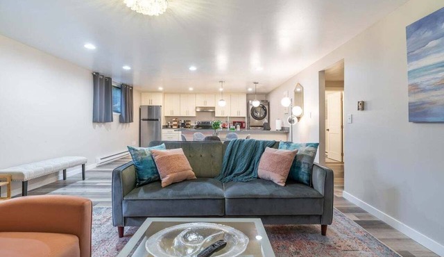 Perch - Queen Ann Flat: Spacious and Cozy 2BR home w/Parking in Seattle