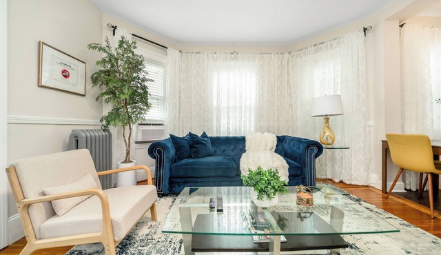 Perfect for large group 10 beds 4.6 mi to Downtown steps to T 5BD/2Bth in Boston