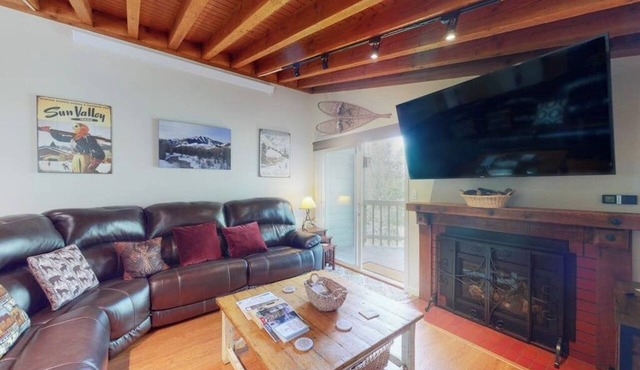 Perfect Mountain Gem Near Town & Slopes W/Free WiFi, Balcony & Shared Pool in Sun Valley