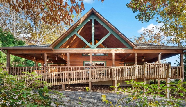 Pet Friendly, Fire Pit, Lake Access, Kayaks, Nice Getaway - The Bears Den in Lake Lure