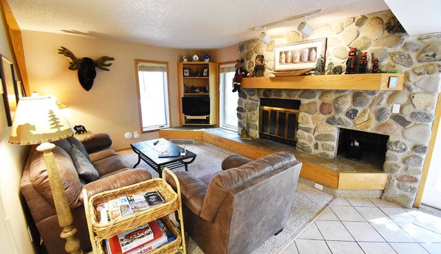 Pet Friendly On River! Pool, Hot Tubs! Walk to Main St. Shops, Restaurants in Frisco