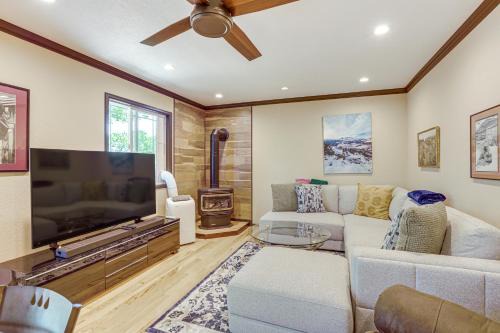 Pet-Friendly Retreat w/Fenced Yard in Aurora in Aurora