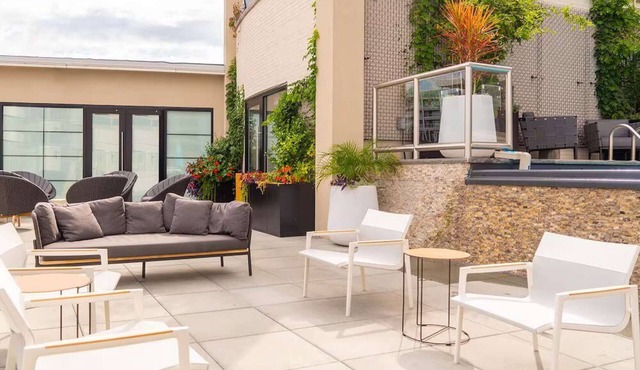 Philly Skyline Views | Rooftop Pool + Full Kitchen in Philadelphia