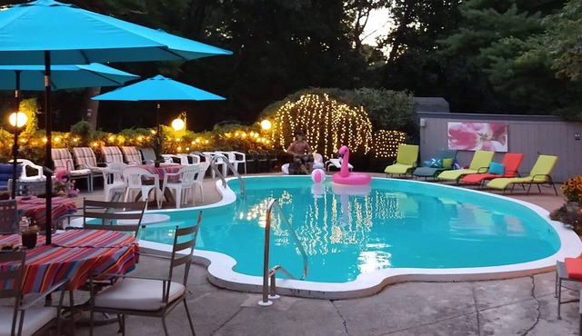 Pines World Cup Eclectic Retreat 30 Mins Away with fun Pool Bar in Bridgewater
