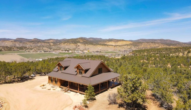 Pinyon Ridge Ranch Near Zion National Park. Private Hot Tub, incredible stargazing! Pets OK! in Orderville
