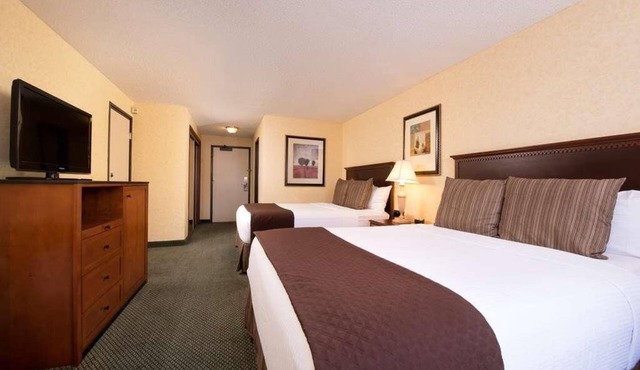 Pleasant Stay, Convenient Location! 3 Contemporary Units w/FREE Parking, Pool! in Kennewick
