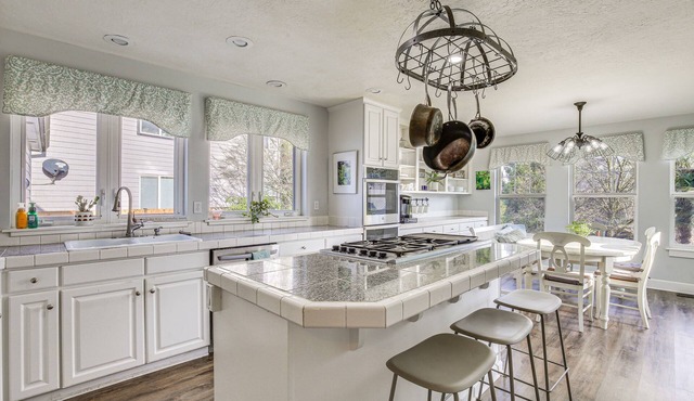 PNW Getaway w/ Pool Access Near Skiing & Hiking! in Sandy