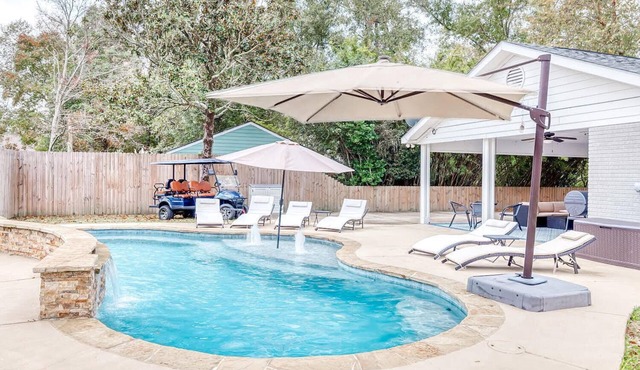 POOL with Heating option! 6-seater Golf Cart &GameRoom! Walk to Beach &Downtown! in Long Beach