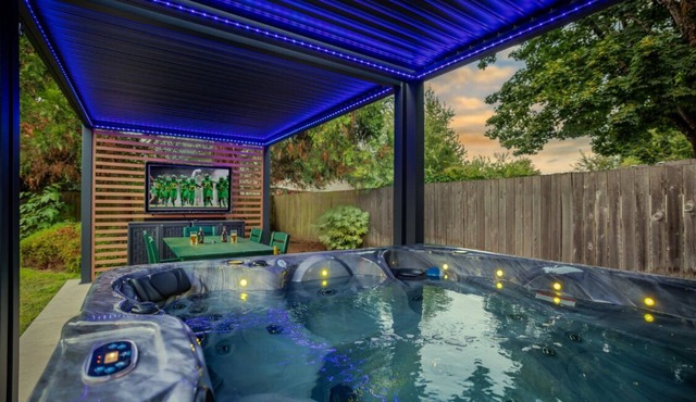 Premier Location: Group-Friendly, Walk to Autzen! in Eugene