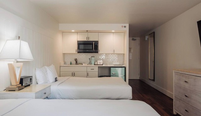 Premium Kalākaua Haus Kitchenette