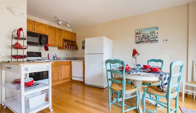 Prestigious PBL BCH, 2/1, FURN RETREAT, UTIL INCL, 2 mi BCH, 4 star REST,#1 GOLF in Pebble Beach