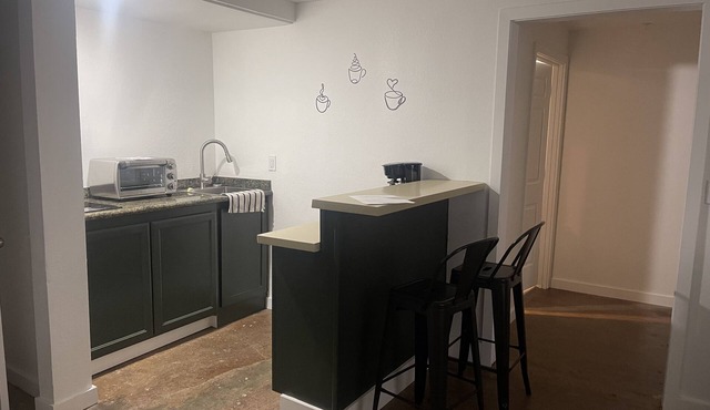 Prime Quick Stop: 1-Bedroom Apartment Close to I-5, Dining, and Fuel. in Creswell