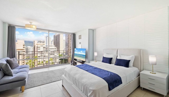 Prime Waikiki Stay – Steps to the Beach & Dining!