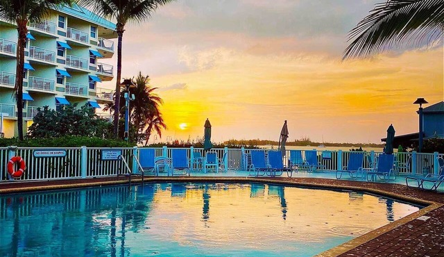 Prime Waterfront! Steps to Duval & Sunset Pier! 2BR with Pool & Tiki Bar at Galleon Resort in Key West