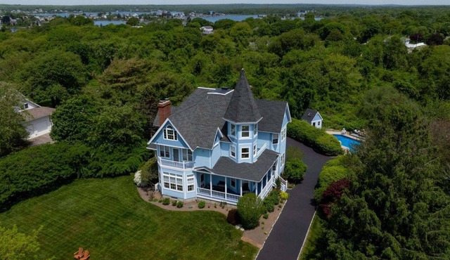Private IN-GROUND POOL & YARD! Fabulous coastal retreat close to beaches, BI Ferry & more! in Narragansett