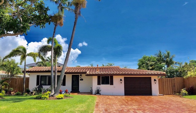 PRIVATE ISLAND HOME WITH POOL & WALK TO PRIVATE BEACH - GUEST FAVORITE! Must see in Pompano Beach