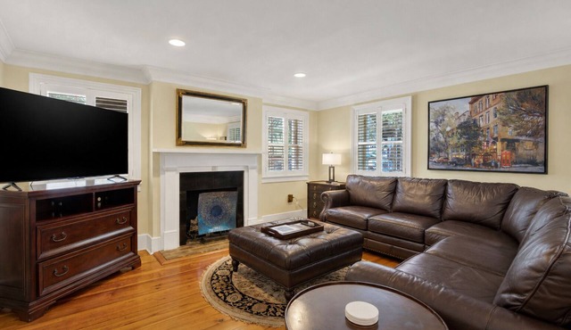Private Parking, Walk Everywhere, Heated Pool Access in Savannah
