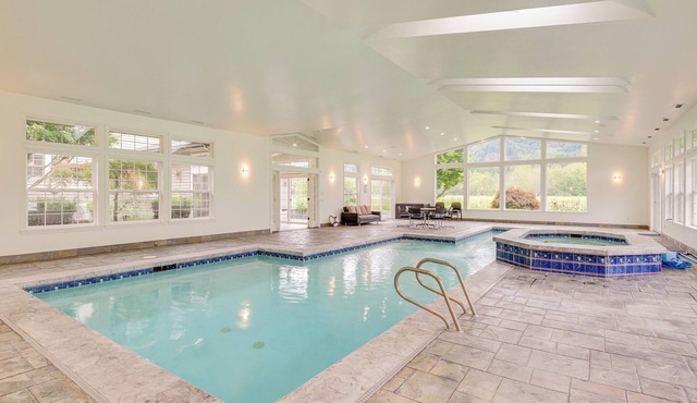 Private Pond & Indoor Pool: Grand Arlington Villa! in Arlington