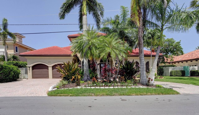 Private Waterfront Heated Pool 1 Mile From Beach in Lighthouse Point