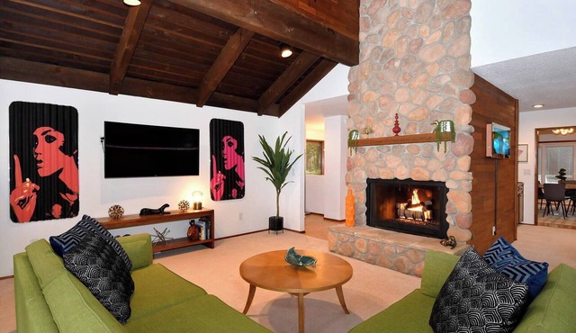 Quiet and Convenient Hillside Retreat: All King Beds! in Gladstone