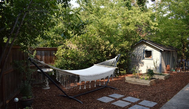 Quiet and peaceful cottage close to downtown in Ashland