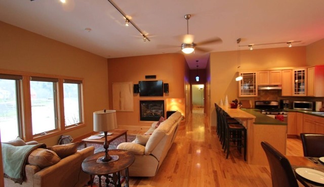 Quiet Modern Luxury Home w/Memory Foam Beds, FAST WiFi and Full Kitchen in Bridgewater