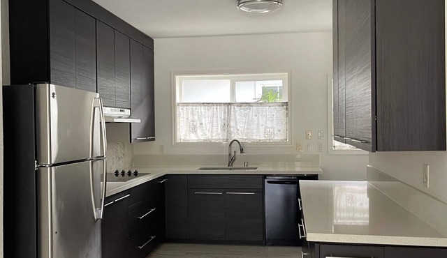 Quiet neighborhood- 2 bedroom & 1 bathroom with 2 tandem parking!