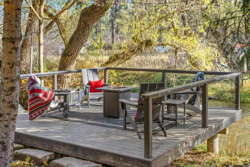 Quiet Waterfront Cottage on the Little Spokane River in Colbert