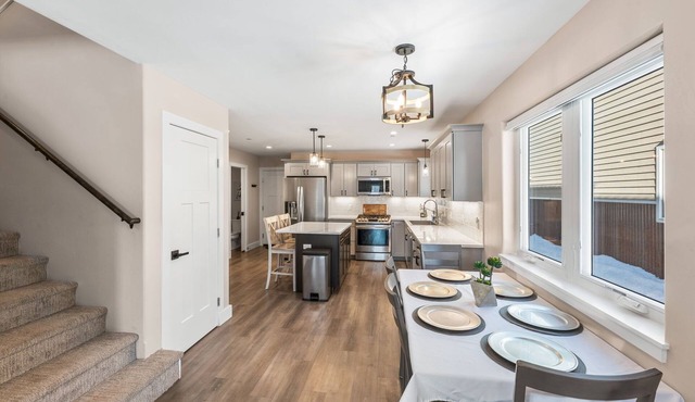 Relax in Spacious Comfort; Walk to Main St. and trails. 30 min to Crested Butte in Gunnison