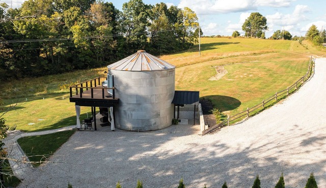 Restored Grain Bin with Hot Tub, King Bed, Vending Machine. Dog-friendly! in Rockbridge