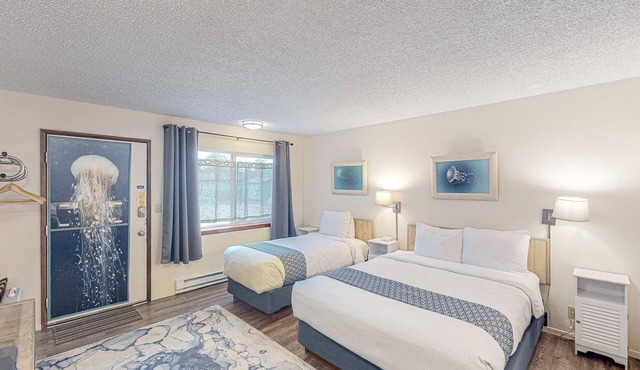 Retro-chic room near the beach with fast WiFI - walk to downtown hot spots in Bandon