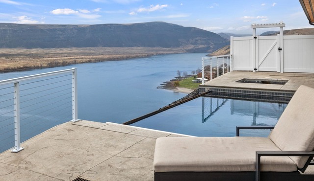 River Views w/Infiniti pool/Htub. 180 degree views of the Columbia River. in Quincy