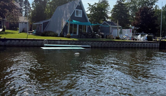 Riverfront A-Frame w/Dock, Kayaks, Putt-Putt & Shuffleboard in Oscoda Twp