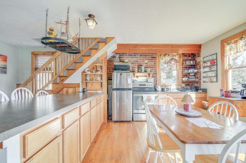 Riverfront Kingston Cottage w/Deck, 2 Mi to Beach in Kingston