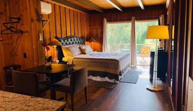 Riverfront Lodging River Room 19 in Shady Cove