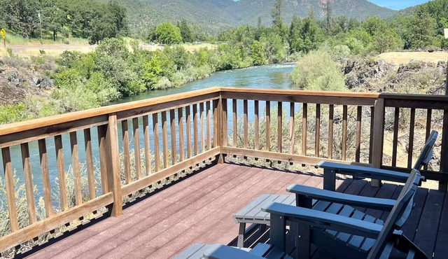 Riverside Lodging on the Rogue River in Gold Hill Oregon at the Osprey's Landing in Gold Hill