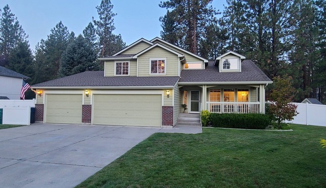 Riverside State Park 3,000 ft. HOME, SPA, private ARCADE, Fire-Pit, 5BD in Nine Mile Falls