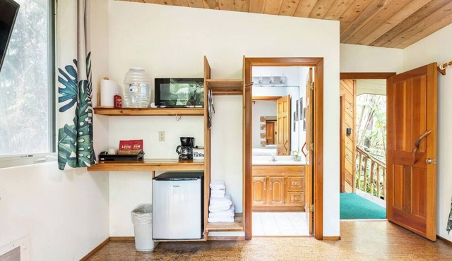 Romantic Volcano Getaway with a Hot Tub in Mountain View