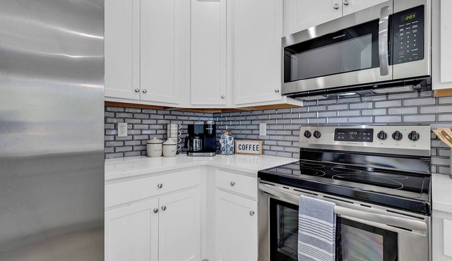 Rosemary Villa, Heated Saltwater Pool, Volleyball Court, Golf Cart, Main ST in North Myrtle Beach