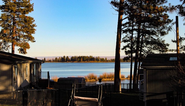 Rustic Charm Meets Lakeside Bliss in Pine Hollow in Tygh Valley