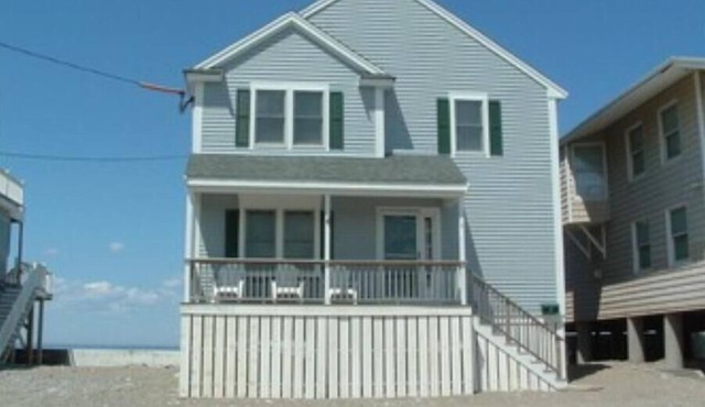 SCITUATE Beach Front huge 4 bedroom 2 bath. Amazing views sleeps 13. NEW! in Scituate