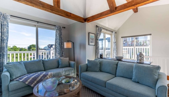 Sea Love Beach: Walk to Beach, 2 Living Rooms, Central AC, Outdoor Shower, Smart TVs, Deck, Grill in Newburyport