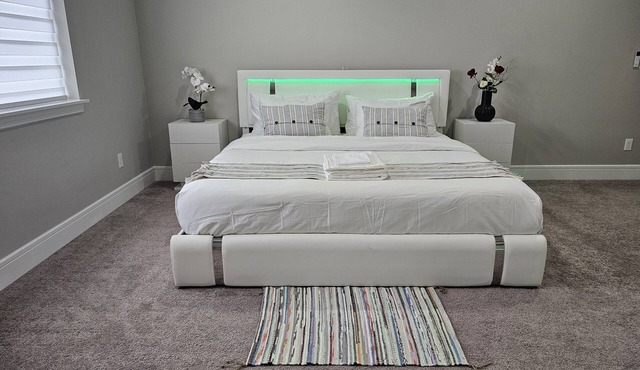 Seattle vacation rentals,Centrally located w/free parking & Netflix' wifi. in Kent