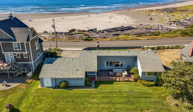 SeaView:~}HotTub~StepsToBeach~Ocean/Mt/Golf Views!~Bikes~DogsOK~Cornhole-Patio in Seaside