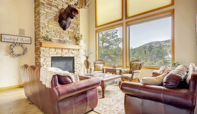 Secluded and Spacious Mountain Getaway - 30-Day in Morrison