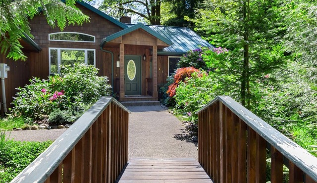 Secluded Creekside Home with Hot Tub and Fire Pit in Rhododendron
