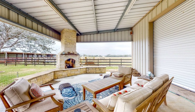 Serene farm stay with a pond, spacious porch in Blessing